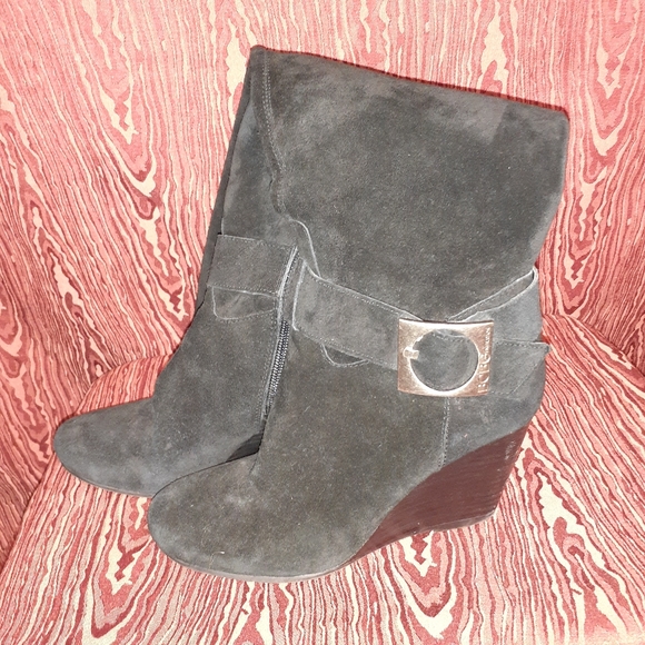 BCBG ENERATIC WOMEN'S LEATHER KNEE HIGH WEDGE BOOTS SIZE 7 1/2B 37 1/2 - Picture 3 of 10